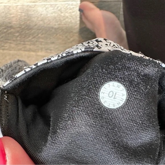 Lululemon Ditzy Daisy Train Times 6" shorts - Picture 6 of 11